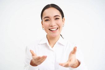 肖像亚洲女商人<strong>欢迎企业</strong>工人邀请扩展手微笑友好的站白色背景