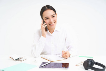 肖像微笑女人企业家会说话的客户端移动电话说话手机白色背景