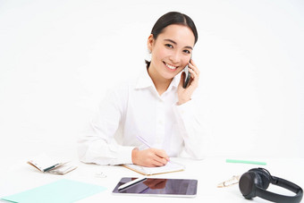 业务公司概念年轻的亚洲女人经理工作办公室写作信息会说话的客户<strong>端移动</strong>电话白色背景