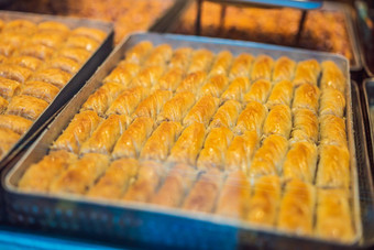 传统的东方甜蜜的糕点饼干坚<strong>果干水</strong>果芯块果酱土耳其沙漠糖蜂蜜阿月浑子显示街食物市场