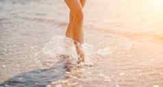 女人走海滩腿特写镜头光着脚女人正在