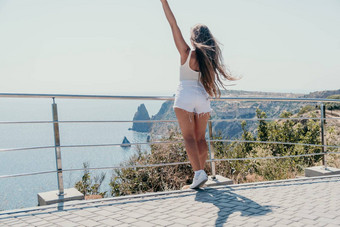 女人夏天旅行海快乐旅游享受采取图片在户外记忆女人旅行者摆姿势海湾包围火山山分享旅行冒险旅程