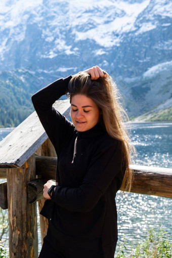 年轻的女人享受自然海产的奥科雪山小屋波兰的塔特拉山扎科帕内波兰naturecore审美美丽的绿色山精神物理幸福旅行在户外