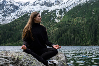 年轻的女人享受自然海产的奥科雪山小屋波兰的塔特拉山扎科帕内波兰naturecore审美美丽的绿色山精神物理幸福旅行在户外