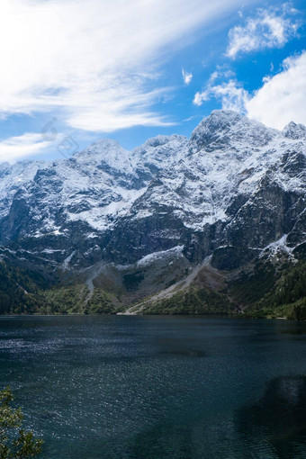 海产的奥科湖雪山小屋波兰的塔特拉山扎科帕内波兰美丽的绿色山山黑暗云反射湖海产的奥科湖