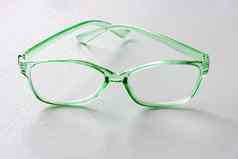 特写镜头阅读眼镜绿色透明的框架