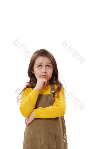 肖像深思熟虑的沉思的女孩穿休闲卡其色衣服持有下巴面部表达式