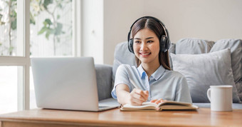 亚洲女孩学生<strong>在线</strong>学习类研究<strong>在线</strong>视频调用变焦老师快乐亚洲女孩学习英语语言<strong>在线</strong>电脑移动PC