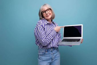 中间岁的女人掌握移动PC模型明亮的工作室背景