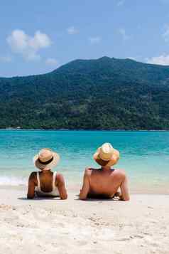 夫妇海滩KOH利普岛泰国热带岛蓝色的海洋白色软沙子
