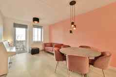 生活房间粉红色的墙餐厅表格