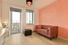 生活房间粉红色的墙粉红色的沙发上