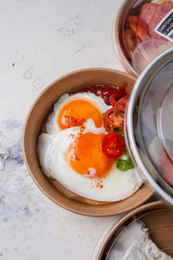 炸鸡蛋蔬菜前视图早餐工艺板