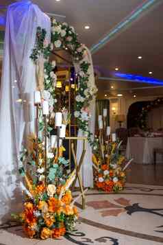 装饰拱花婚礼仪式餐厅