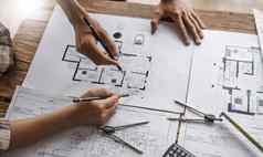 工程师人会议工作指出图纸办公室讨论工程工具建设概念