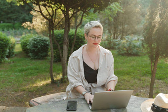 女人自由职业者眼镜作品电脑白色表格自然花一天有成效地