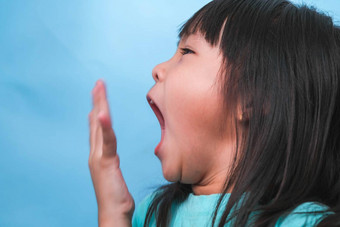 亚洲女孩覆盖<strong>口气</strong>味坏呼吸孩子女孩检查呼吸手口服健康问题牙科护理概念