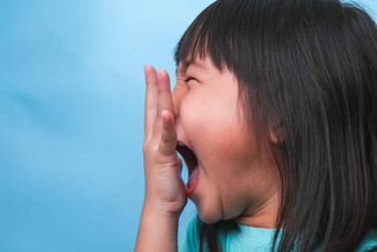 亚洲女孩覆盖口气味坏呼吸孩子女孩检查呼吸手口服健康问题牙科护理概念