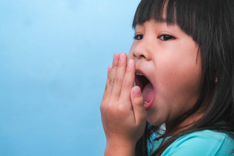 亚洲女孩覆盖<strong>口气</strong>味坏呼吸孩子女孩检查呼吸手口服健康问题牙科护理概念