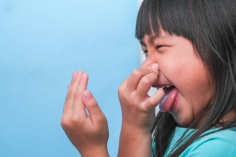 亚洲女孩覆盖<strong>口气</strong>味坏呼吸孩子女孩检查呼吸手口服健康问题牙科护理概念