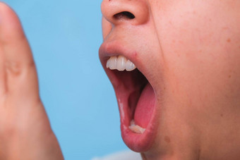 女人覆盖口气味坏呼吸年轻的夫人检查呼吸手口服健康问题牙科护理概念