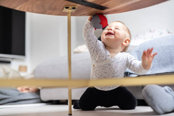 可爱的婴儿婴儿男孩玩挂球爬行站生活房间表格首页婴儿活动玩中心早期婴儿发展婴儿玩首页