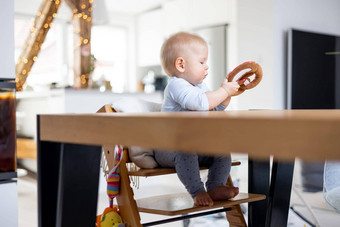 快乐婴儿坐着<strong>餐厅</strong>表格玩玩具传统的斯堪的那维亚设计师木高<strong>椅</strong>子现代明亮的atic首页可爱的婴儿玩玩具