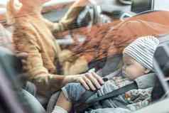 妈妈。集中开车家庭车运行差事婴儿睡觉婴儿车座位网站