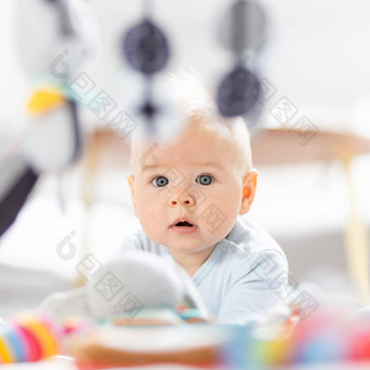 可爱的婴儿男孩玩挂玩具拱席首页婴儿活动玩中心早期婴儿发展婴儿玩首页