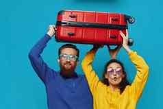 女人男人。微笑手提箱手黄色的红色的手提箱微笑有趣的蓝色的背景包装旅行家庭假期旅行