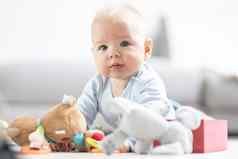 可爱的婴儿男孩玩玩具席首页婴儿活动玩中心早期婴儿发展婴儿玩首页