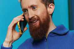 肖像男人。电话手会说话的电话蓝色的背景沟通在线社会媒体生活方式