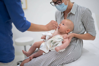 儿科医生管理口服疫苗接种轮状病毒感染婴儿存在妈妈。孩子们健康护理<strong>疾病预防</strong>