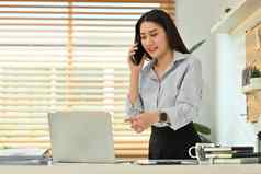 亚洲女投资顾问电话谈话咨询客户端移动PC工作场所
