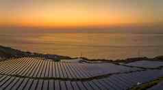 日落发光反映了太阳能面板沿海能源农场