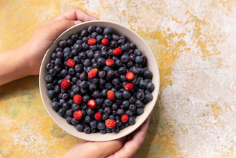 草莓蓝莓碗乡村木表格超级食物浆果部分健康的饮食促进健康的心大桩新鲜的浆果