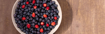 草莓蓝莓碗乡村木<strong>表格</strong>超级食物浆果部分健康的饮食促进健康的心大桩新鲜的浆果