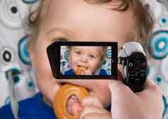 婴儿男孩记录摄像机