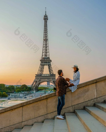 年轻的夫妇埃菲尔铁塔塔日出巴黎艾弗尔塔日出男人。女人爱情人节