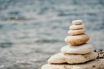 平衡岩石金字塔铺海滩研究和谐平衡金海散景提供惊人的背景日落Zen石头邀请冥想平静水疗中心健康概念