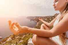 女人海普拉提运动中年女人培训普拉提瑜伽席海概念健康健康正念锻炼促进好处活跃的平衡生活方式