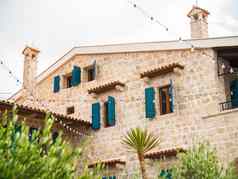 住宅房子外观蓝色的传统的窗口百叶窗城市场景地中海老式的体系结构