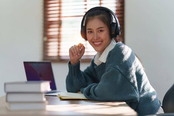 <strong>在线</strong>教育电子学习亚洲女人时尚的休闲衣服研究移动PC听<strong>在线</strong>讲座采取笔记<strong>在线</strong>研究首页