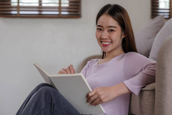 亚洲女孩学生<strong>在线</strong>学习类研究<strong>在线</strong>视频调用变焦老师快乐亚洲女孩学习英语语言<strong>在线</strong>电脑移动PC