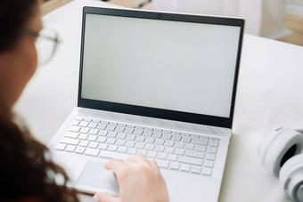 肩膀视图女人学生网络学习白色模拟空白屏幕移动PC电脑学习在线远程工作概念网站模型显示模板广告概念