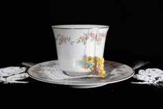 经典杯茶包围白色玫瑰使糖衣糖rabbit-shaped甜蜜的挂起杯