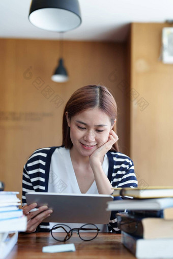 肖像年轻的亚洲女人微<strong>笑脸</strong>平板电脑电脑在线<strong>视频</strong>会议类图书馆