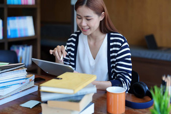 肖像年轻的亚洲女人微<strong>笑脸</strong>平板电脑电脑在线<strong>视频</strong>会议类图书馆