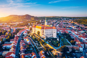 米库洛夫城堡小镇米库洛夫南摩拉维亚捷克共和国视图美丽的城市米库洛夫捷克共和国令人印象深刻的米库洛夫城堡