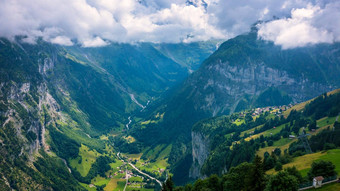 全景视图田园山风景阿尔卑斯山脉新鲜的绿色梅多斯布鲁姆美丽的阳光明媚的一天夏天瑞士田园山景观阿尔卑斯山脉梅多斯夏天